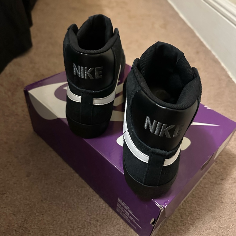 Nike - Picture 2 of 5